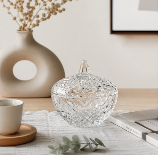 staklena bombonjera, bombonjera 12 cm, dekorativna posuda, staklena posuda s poklopcem, posuda za blazinice, organizator kupaonica, dekoracija za dom, skandinavski stil dekoracija, staklena kutija za nakit, posuda za bombone, elegantna dekoracija stol, kupaonski organizator, posuda za sitnice, staklena tegla s poklopcem, minimalistički interijer dekoracija, dekoracija za apartman, oprema za apartmane, kupaonski detalji, staklena zdjelica s poklopcem, vintage staklena posuda, dekorativna kutija staklo, organ
