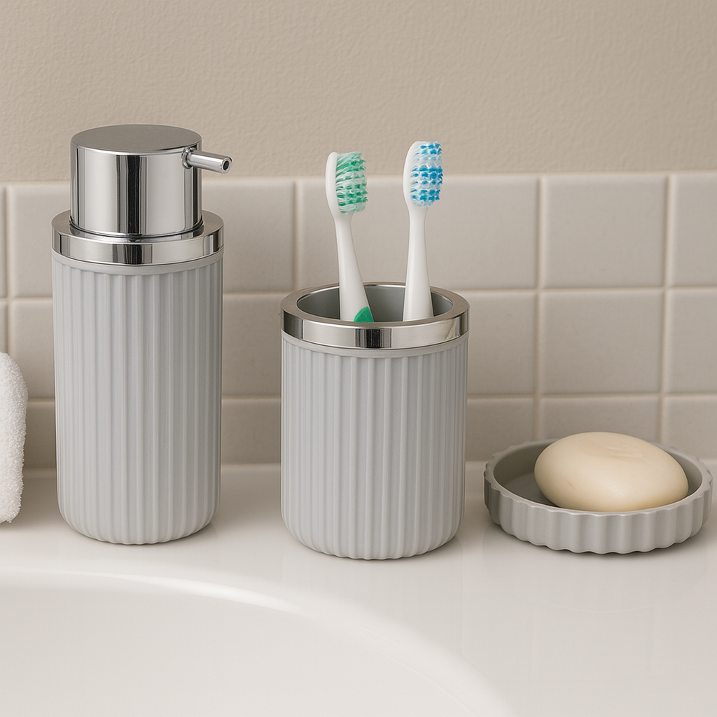 set za kupaonicu, kupaonski set s dozatorom, držač za četkice, posuda za sapun, sivi kupaonski set, kupaonski dodatci, kupaonski pribor, elegantan kupaonski set, keramički kupaonski set, kupaonica s detaljima, minimalistički dizajn kupaonice, oprema za apartmane, oprema za hotele, hotelski kupaonski set, wc set webshop, dodatci za kupaonicu Split, online narudžba kupaonskog seta, moderni kupaonski dekor, poklon za useljenje, set za toalet