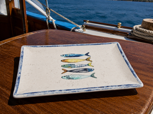 La Mediterránea Feta, Feta pladanj, pladanj Feta, melaminski pladanj za brod, pladanj za brod, pladanj za jahtu, pladanj za charter, pladanj za gliser, posuđe za brod, melaminsko posuđe za brod, pladanj s ribicama, pladanj s morskim motivom, melaminski pladanj, pladanj 30x20 cm, pravokutni pladanj, pladanj za ribu, pladanj za predjela, pladanj za tapase, pladanj za masline, pladanj za sireve, pladanj za hladne plate, morski pladanj, mediteranski pladanj, pladanj za posluživanje, reciklabilni melamin, posuđe