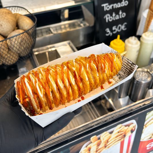 Ručna mašina za spiralni pomfrit i tornado krumpir na štapiću. Rezač s inox oštricom i vakuumskom bazom, idealan za fast food i street food. Naručite online uz dostavu diljem Hrvatske.