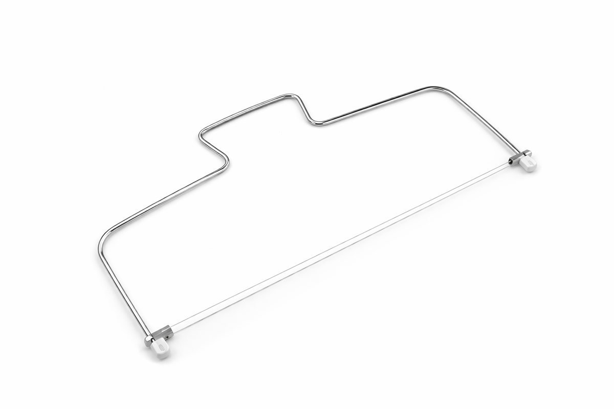 žica za rezanje biskvita, rezač biskvita, alat za rezanje biskvita, žica za torte, rezač za torte, slastičarski alat, profesionalni slastičarski alat, inox rezač kolača, rezač sponge cake, cake cutter, sponge cake cutter, cake slicer, žica za kolače, rezanje biskvita slojevi, alat za izradu torti, slastičarska oprema, horeca slastičarska oprema, kuhinjski pribor za slastičare, profesionalna kuhinja slastice, inox slastičarski pribor, cake leveling tool, cake layer cutter, alat za ravno rezanje kolača, resto