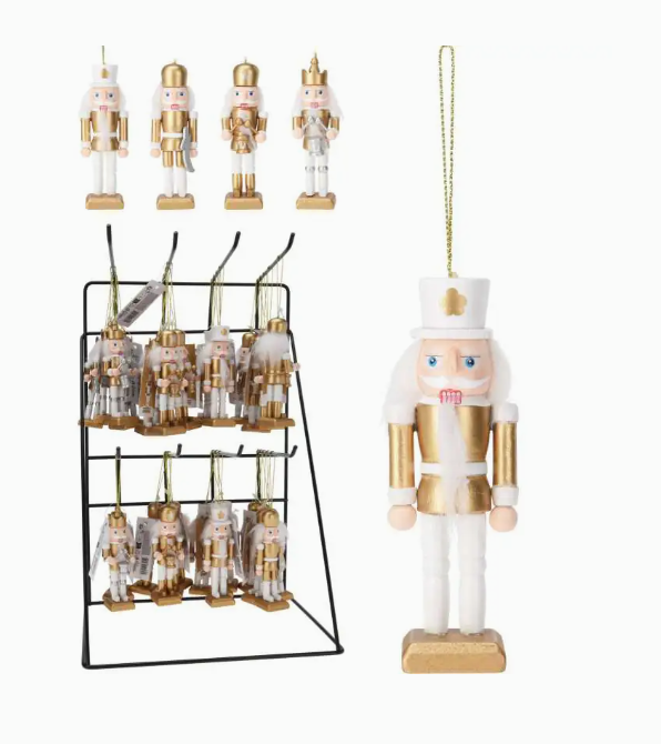 orašar, božićni orašar, drveni orašar, ukras orašar, viseći ukras, božićni ukras, zlatni orašar, bijeli orašar, božićni dekor, Mondex orašar, božićna figura, tradicionalni orašar, dekoracija za bor, ukras za bor, drveni božićni ukrasi, zlatni božićni ukras, dekoracija doma, dekoracija za kafiće, dekoracija apartmana, blagdanski ukras, figurica orašar, poklon ideja, božićni dodatak, viseći ukras orašar, klasični božićni stil, božićni detalji, nirs split, dekoracija za advent, elegantni božićni ukras, drveni