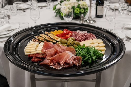 crni porculanski pladanj 52 cm, porculanski pladanj Ø52 cm, veliki pladanj za posluživanje, profesionalni pladanj za restoran, pladanj za buffet, buffet pladanj 52 cm, pladanj za catering, crni tanjur 52 cm, veliki porculanski tanjur, tanjur za jumbo pizzu, pladanj za jumbo pizzu, tanjur za sharing, sharing pladanj, pladanj za mesnu platu, pladanj za riblju platu, pladanj za sushi, pladanj za antipasti, pladanj za sireve, pladanj za finger food, hotelski buffet pladanj, ugostiteljski porculan, profesionalni