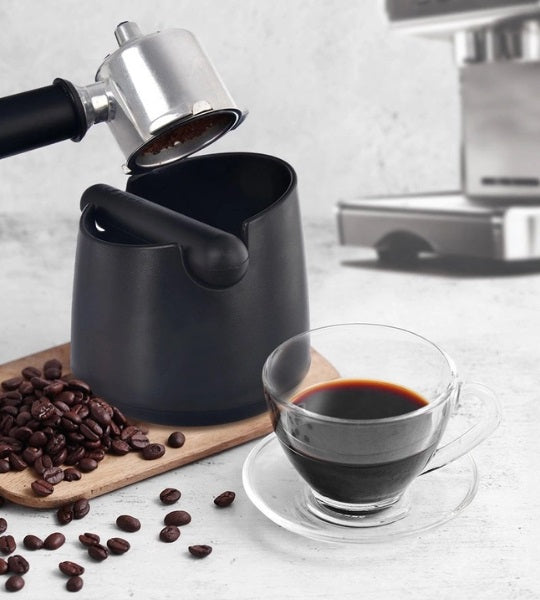 posuda za talog kave, knock box, coffee knock box, knock box za kavu, posuda za kavu, posuda za espresso talog, kanta za talog kave, spremnik za talog kave, pribor za espresso aparat, dodatak za espresso aparat, pribor za bariste, oprema za caffe bar, oprema za kafiće, ugostiteljska oprema za kavu, pribor za kavu, barista oprema, coffee corner oprema, knock box Orion, Orion posuda za talog kave, crni knock box, posuda za portafilter, oprema za espresso, pribor za restorane, oprema za apartmane Dalmacija, op