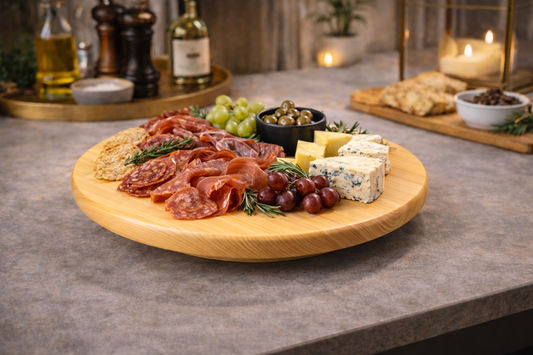 rotirajuća daska, rotirajuća drvena daska, daska za serviranje, lazy susan daska, drvena lazy susan, daska za charcuterie, charcuterie board drvena, daska za sir i nareske, daska za posluživanje hrane, okrugla drvena daska, daska Ø 38 cm, borovina daska, daska od bora, drvena daska za stol, buffet daska, daska za buffet, daska za restorane, ugostiteljska daska za serviranje, daska za wine bar, daska za pizzu, daska za tapase, servirna daska za kolače, rotirajući pladanj, drveni rotirajući pladanj, centralna