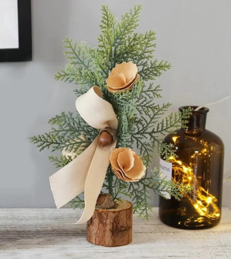 🎄 Božićno drvce na drvenom postolju – dekoracija za stol