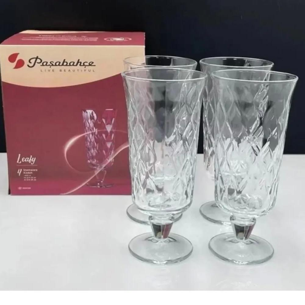 Set 4 čaše za koktele na stopu Leafy