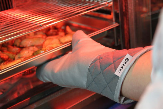 rukavice za pećnicu, zaštitne rukavice horeca, hendi rukavice, rukavice otporne na toplinu, ugostiteljska oprema split, profesionalna kuhinja, zaštita pri pečenju, rukavice za pekare, rukavice za pizzerije, rukavice za kuhinju, heat resistant gloves, oven mitts fiberglass, profesionalna oprema za kuhinju, horeca rukavice, rukavice za pećnicu hendi, rukavice protiv topline, rukavice za restorane, rukavice 250°C, sigurnost u kuhinji, oprema za pizzerije split, rukavice za ugostiteljstvo, horeca split oprema, 