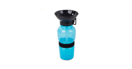 bočica za pse, prijenosna bočica za pse, boca za vodu za pse, prijenosna posuda za pse, bočica s lijevkom za pse, boca za pse 500 ml, boca za pse Split, boca za pse putovanje, boca za pse šetnja, boca za pse auto, boca za pse BPA free, boca za pse praktična