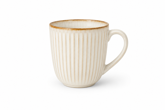 Keramička šalica za kavu 200 ml u krem boji s reljefnim prugama i smeđim rubom, servirana uz doručak.