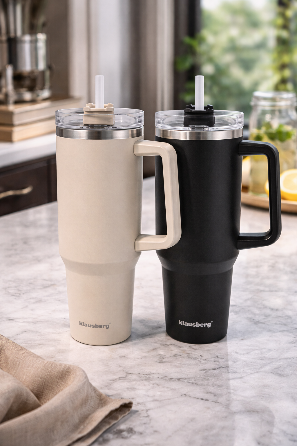 Klausberg termosica od 1100 ml idealna je za kavu, čaj, vodu, smoothie i hladna pića. Zahvaljujući termo-izoliranom inox tijelu, napitci ostaju topli ili hladni satima. Velika termosica s ručkom i slamkom savršena je za ured, automobil, putovanja i svakodnevnu upotrebu. Dostupna u modernim bojama, predstavlja praktično i ekološko rješenje za sve koji žele pouzdanu termos šalicu vrhunske kvalitete.