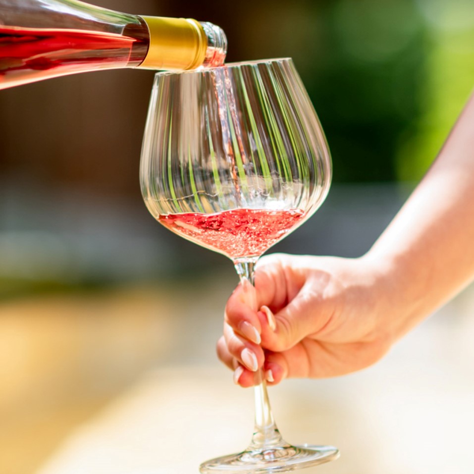 čaše s crticama, rebraste čaše za vino, čaše s reljefom, moderne čaše s prugama, čaše za gin, čaše za gin tonic, gin tonic čaše na stalku, čaše za koktele, čaše za aperol spritz, čaše za Hugo spritz, čaše za rose vino, čaše za bijelo vino, čaše za crno vino, elegantne vinske čaše, moderne čaše za vino, dekorativne čaše, dizajnerske čaše, fancy čaše za piće, estetske čaše za stol, čaše za ljetne koktele, čaše za terasu, čaše za restoran, čaše za wine bar, čaše za cocktail bar, premium čaše za ugostiteljstvo,