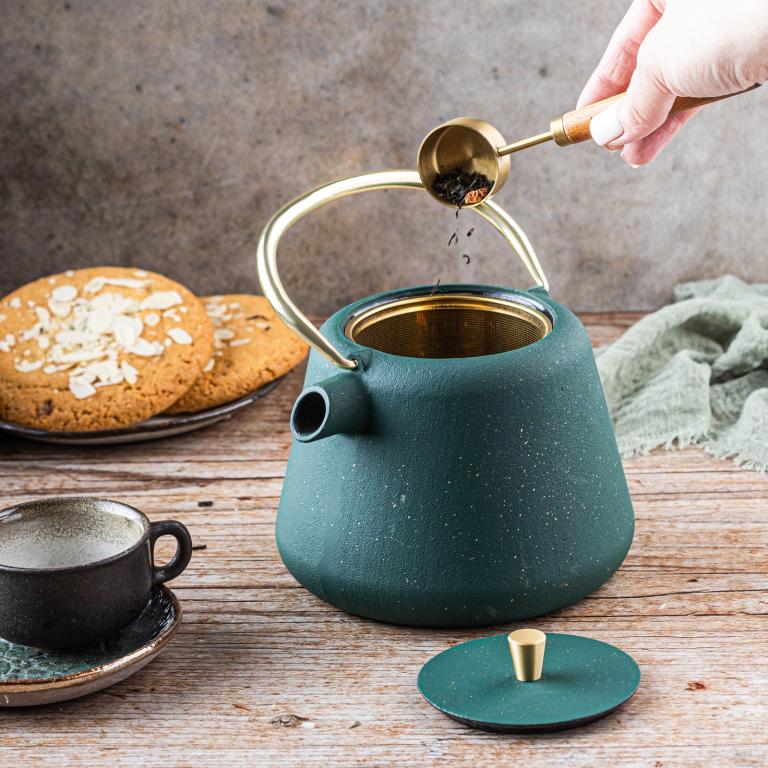 čajnik od lijevanog željeza, Kinghoff KH-1933, čajnik s cjedilom, čajnik 1L, inox cjedilo, tradicionalni čajnik, čajnik za listiće čaja, elegantan čajnik, poklon za ljubitelje čaja, kuhinjski pribor, posuda za čaj, čajnik zelene boje, home decor, cozy home, posuda za infuziju, čaj servis, luksuzni čajnik, čajnik s mrežicom, zeleni čaj, biljni čaj, inox čajnik, lijevano željezo, NIRS oprema, premium čajnik, čaj ritual, čajni set