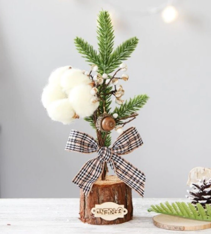božićna dekoracija, ukrasno drvce, božićno drvce, božićni ukras za stol, mala jelka, dekoracija s mašnom, drvena baza, rustikalni ukras, blagdanski dekor, stolna dekoracija, cozy božić, NIRS dekoracije, ukras za ured, dekoracija apartmana, božićni stol, zimska dekoracija, mini bor, božićna atmosfera, holiday decor, Christmas tree, home decor, rustic Christmas, mini dekoracija, drvena osnova, dar za Božić, poklon dekoracija, blagdanski ukras, handmade look, eco dekor, mala božićna jelka