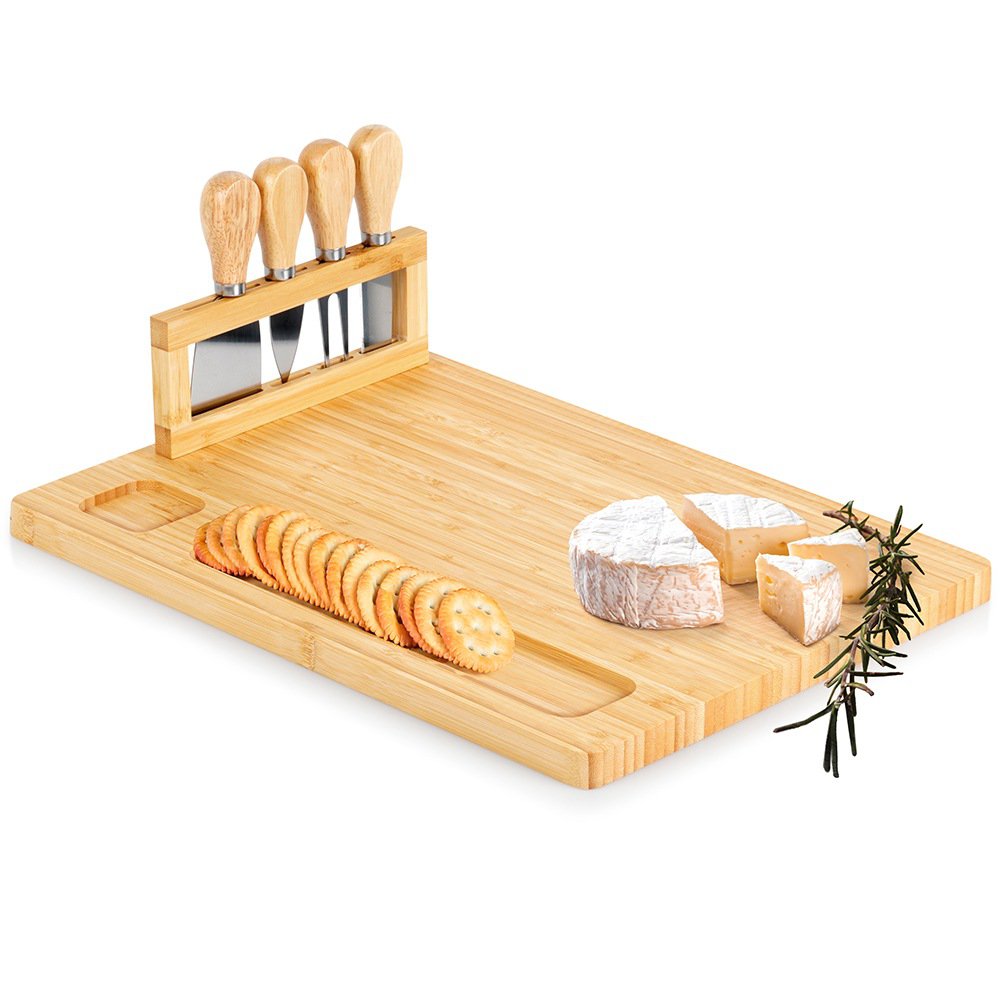 daska za sir, daska za sir s noževima, set za sir, bambusova daska za sir, daska za rezanje sira, daska za serviranje sira, set noževa za sir, noževi za sir set, cheese board, cheese board with knives, cheese serving board, bambus daska za serviranje, daska za nareske i sir, daska za predjela, daska za tapas, daska za posluživanje, kuhinjska daska od bambusa, pribor za serviranje sira, ugostiteljska daska za sir, restoran pribor za serviranje, daska za vino i sir, poklon set za sir, poklon za ljubitelje sir