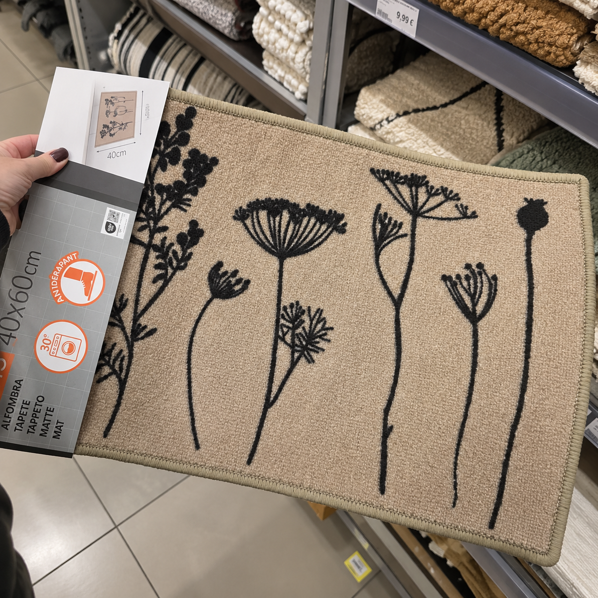 dekorativni tepih, tepih 40x60, mali tepih, bež tepih, tepih s cvjetnim uzorkom, botanički tepih, tepih s crnim cvijećem, prostirka 40x60, dekorativna prostirka, mali tepih za hodnik, tepih za predsoblje, tepih za spavaću sobu, tepih za dnevni boravak, skandinavski tepih, boho tepih, rustikalni tepih, minimalistički tepih, tepisi Split, tepisi Dalmacija, mali tepisi Split, prostirke Split, dekoracije za dom Split, uređenje doma Split, tepih za apartman, tepisi za apartmane, dekoracije za hotele, oprema za a