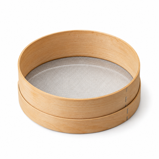 drveno sito za brašno, sito za brašno 20 cm, sito Ø 20 cm, sito za prosijavanje, kuhinjsko sito, slastičarsko sito, pekarsko sito, sito za šećer u prahu, sito za kakao, sito za škrob, fino sito za brašno, drveno kuhinjsko sito, tradicionalno sito za brašno, sito s metalnom mrežicom, pocinčano sito, prosijavanje brašna, alat za prosijavanje brašna, pribor za pečenje, pribor za slastičare, pribor za pekare, oprema za pekarnice, oprema za slastičarnice, profesionalno sito za brašno, sito za tijesto, sito za kr