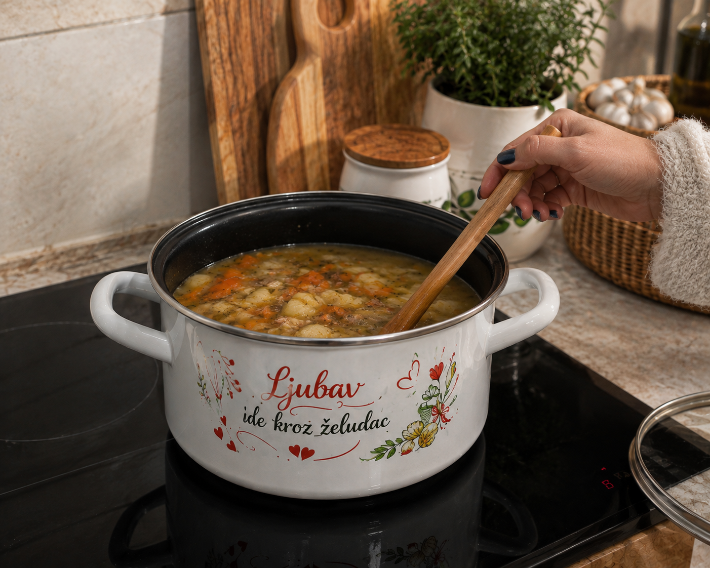 emajlirani lonac, emajl lonac, lonac s poklopcem, emajlirani lonac s poklopcem, lonac Ljubav ide kroz želudac, lonci za kuhanje, emajlirano posuđe, emajlirani lonci, bijeli lonac, lonac 2,1 L, lonac 2,8 L, lonac 3,6 L, lonac 4,8 L, plitki lonac, duboki lonac, lonac za juhu, lonac za varivo, lonac za kuhinju, posuđe za kuhanje, kuhinjsko posuđe, lonci Hrvatska, lonci Split, posuđe Split, oprema za apartmane, posuđe za apartmane, poklon za mamu, poklon za baku, poklon za novi dom, poklon za useljenje, NIRS lo