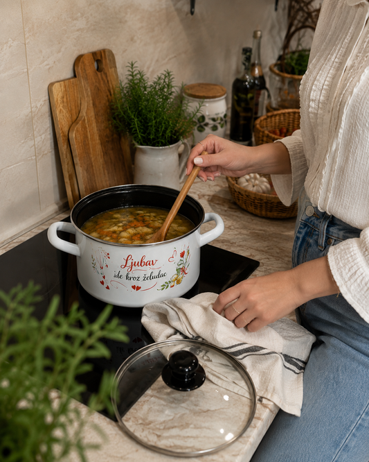 emajlirani lonac, emajl lonac, lonac s poklopcem, emajlirani lonac s poklopcem, lonac Ljubav ide kroz želudac, lonci za kuhanje, emajlirano posuđe, emajlirani lonci, bijeli lonac, lonac 2,1 L, lonac 2,8 L, lonac 3,6 L, lonac 4,8 L, plitki lonac, duboki lonac, lonac za juhu, lonac za varivo, lonac za kuhinju, posuđe za kuhanje, kuhinjsko posuđe, lonci Hrvatska, lonci Split, posuđe Split, oprema za apartmane, posuđe za apartmane, poklon za mamu, poklon za baku, poklon za novi dom, poklon za useljenje, NIRS lo