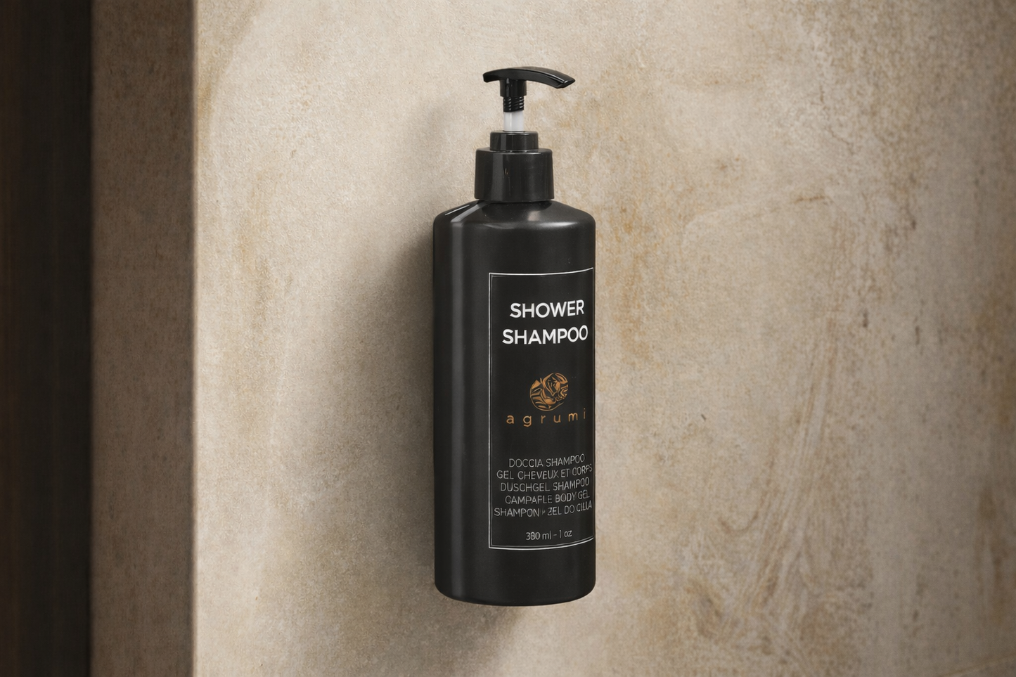 hotel šampon dispenser, hotelski šampon 380 ml, šampon za apartmane, šampon za hotel kupaonica, zidni dispenser šampon, šampon za tuš dispenser, hotelska kozmetika dispenser, šampon i gel za tuširanje hotel, šampon citrus miris hotel, dispenser za šampon hotel, šampon za wellness centre, šampon za spa centre, kupaonski dispenser hotel, zidni držač za šampon, držač za hotelski šampon, hotelski gel za tuširanje dispenser, šampon za turističke apartmane, šampon za vile, profesionalni hotelski šampon, šampon pu