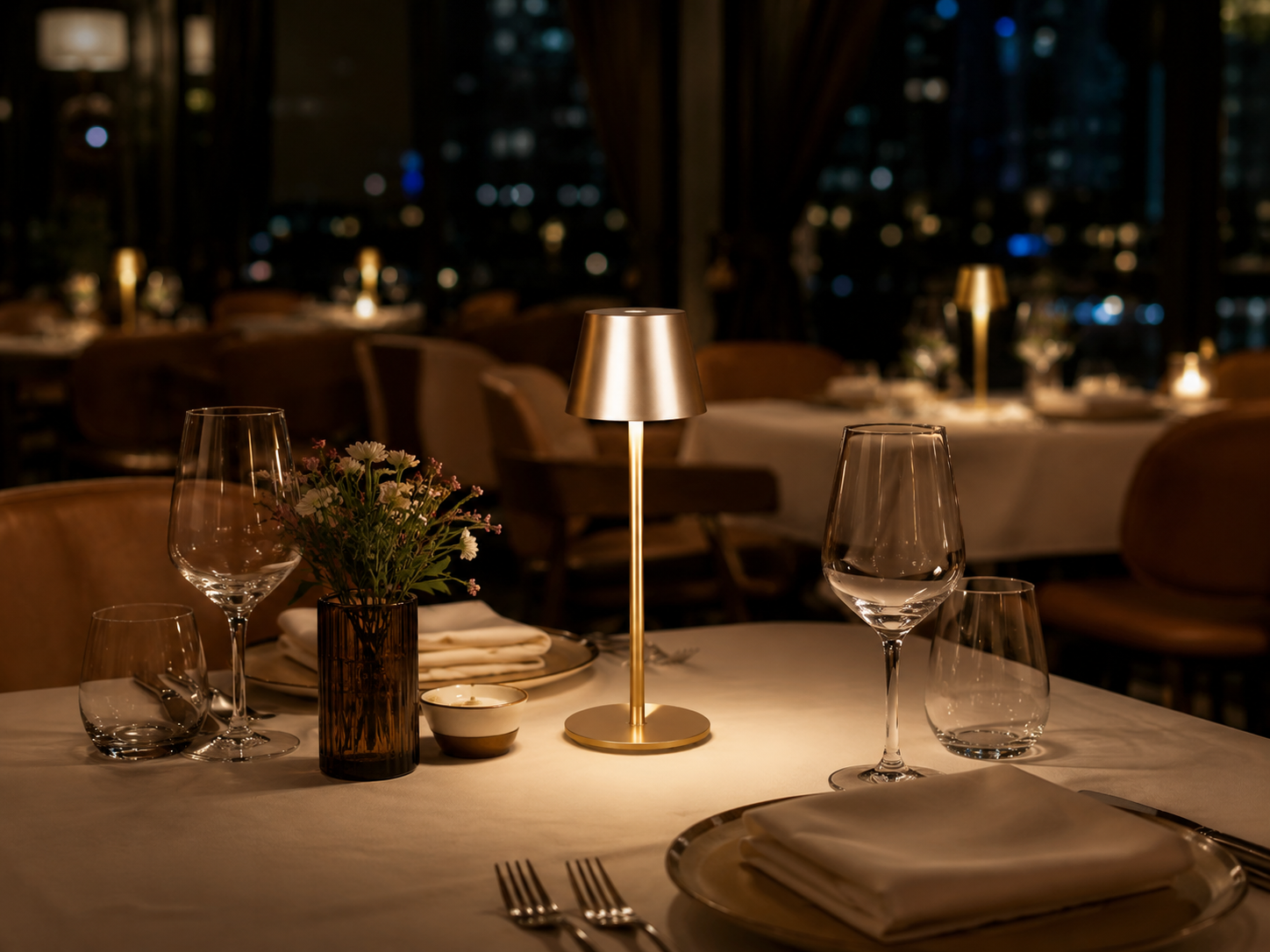 &nbsp;LED stolna lampa, bežična stolna lampa, punjiva stolna lampa, zlatna stolna lampa, lampa za restoran, lampa za restoranski stol, ugostiteljska stolna lampa, lampa za kafić, lampa za hotel, lampa za terasu, cordless stolna lampa, touch stolna lampa, dimabilna LED lampa, stolna lampa na dodir, ambijentalna rasvjeta za restoran, dekorativna LED lampa, LED lampa s baterijom, punjiva lampa za stol, zlatna lampa za interijer, moderna stolna lampa, LED lampa 3000K, LED lampa 4000K, LED lampa 5000K, prijenosn