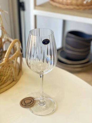 čaše s crticama, rebraste čaše za vino, čaše s vertikalnim linijama, reljefne čaše za vino, moderne čaše za vino, elegantne vinske čaše, premium čaše za vino, čaše za bijelo vino, čaše za crno vino, čaše za rosé vino, čaše za gin, čaše za gin tonic, gin tonic čaše, čaše za Aperol Spritz, čaše za Hugo Spritz, čaše za koktele, čaše za ljetne koktele, dizajnerske čaše, dekorativne čaše za stol, fancy čaše, čaše na stalku, čaše za restoran, čaše za wine bar, čaše za ugostiteljstvo, profesionalne čaše za vino, p