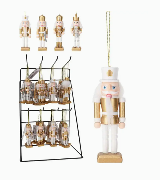 orašar, božićni orašar, drveni orašar, ukras orašar, viseći ukras, božićni ukras, zlatni orašar, bijeli orašar, božićni dekor, Mondex orašar, božićna figura, tradicionalni orašar, dekoracija za bor, ukras za bor, drveni božićni ukrasi, zlatni božićni ukras, dekoracija doma, dekoracija za kafiće, dekoracija apartmana, blagdanski ukras, figurica orašar, poklon ideja, božićni dodatak, viseći ukras orašar, klasični božićni stil, božićni detalji, nirs split, dekoracija za advent, elegantni božićni ukras, drveni 