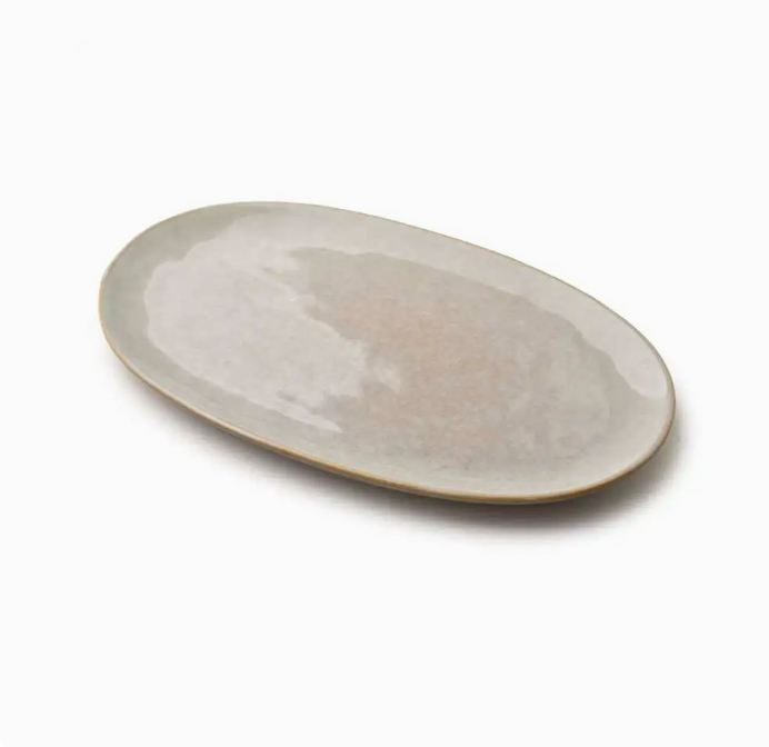 ovalni tanjur, tanjur za posluživanje, keramički ovalni tanjur, tanjur za pršut i sir, plata za serviranje, tanjur za plate, ugostiteljski tanjur, horeca posuđe, profesionalno posuđe, tanjur za restoran, tanjur za konobu, rustikalno posuđe, mediteranski stil stola, moderan tanjur, tanjur bež boje, keramika za stol, tanjur za predjela, tanjur za finger food, tanjur za tapas, tanjur za narezke, servirna plata, tanjur za dom, kuhinjsko posuđe, premium posuđe, dizajnerski tanjur, tanjur za catering, tanjur za w