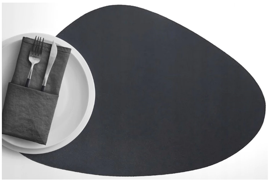 podmetač za stol, crni podmetač, PVC podmetač, stolni dodatak, moderna kuhinja, zaštita stola, dekoracija stola, horeca oprema, restoran, kafić, apartman, dizajnerski dodatak, podmetač za tanjure, neklizajući podmetač, vodootporan, minimalistički stil, crna dekoracija, dining mat, placemat, home decor, table setting, easy clean, elegantni stol, kućni dekor, moderni dom, NIRS, kuhinjski pribor, dekoracija interijera, mat crni dodatak, tableware, stylish dining, PVC material