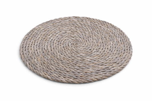 podmetač za stol, podmetač od morske trave, okrugli podmetač, podmetač 35 cm, dekoracija stola, prirodni podmetač, podmetač za tanjur, stolni podmetač, boho dekoracija, mediteranski stil dekoracija, podmetač restoran, oprema za apartmane, dekoracija za stol restoran, podmetač za serviranje, rustikalni podmetač, prirodni materijali dekoracija, podmetač za beach bar, stolni ukras prirodni, podmetač od trave, podmetač za tanjure restoran, podmetač za stol apartman, dekor za stol more, podmetač boho stil, priro