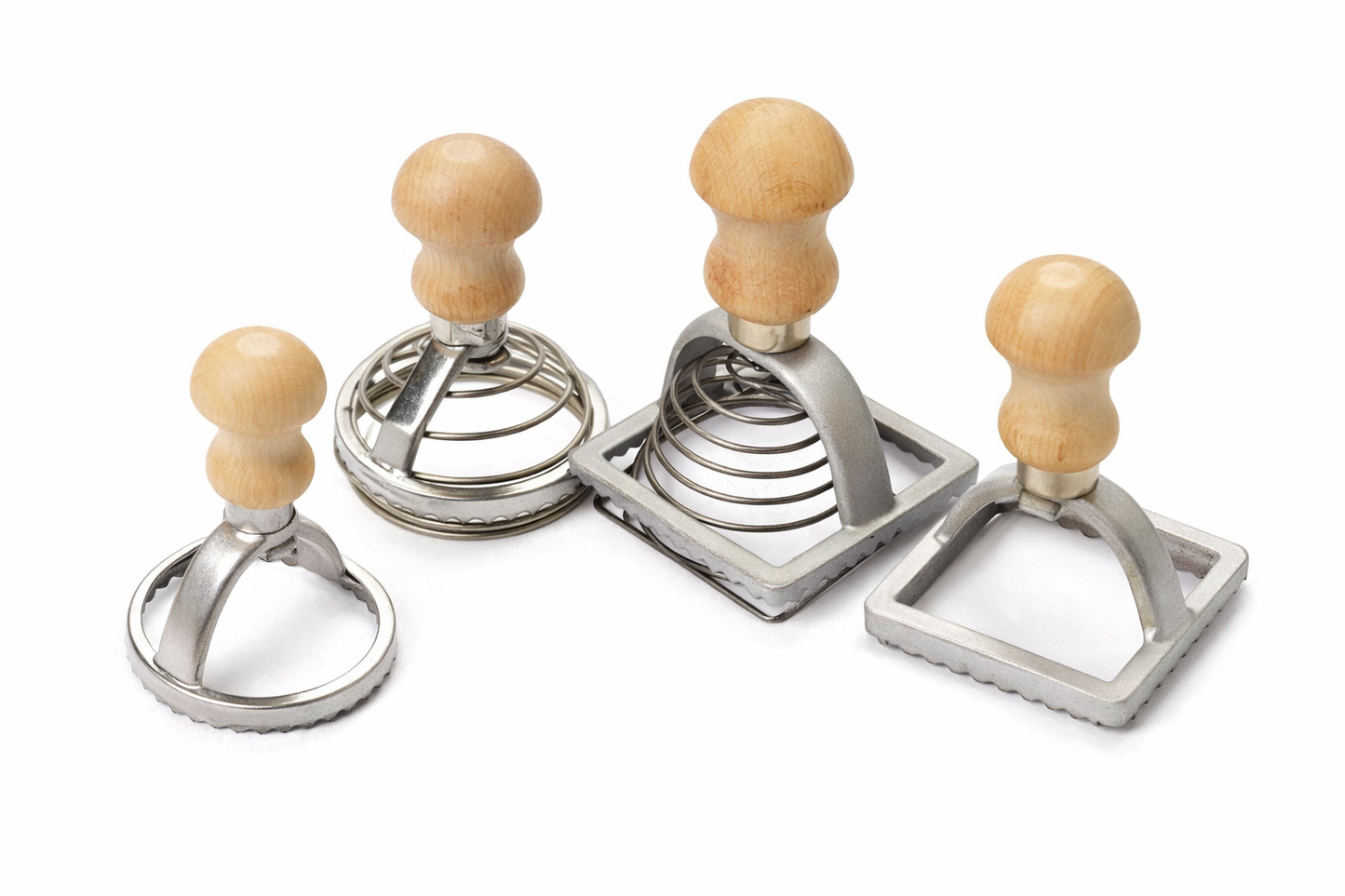 rezač raviola, rezač raviola s oprugom, rezač raviola 5 cm, kalup za raviole, alat za izradu raviola, ravioli cutter, ravioli stamp, kalup za punjenu tjesteninu, alat za tjesteninu, domaća tjestenina, ručna izrada raviola, kuhinjski alat za tjesteninu, profesionalni rezač raviola, rezač raviola aluminij, rezač raviola s drvenom ručkom, okrugli rezač raviola, rezač raviola panetta, talijanski rezač raviola, pasta alat, kuhinjski pribor za tjesteninu, alat za punjenu tjesteninu, ravioli kalup, izrada raviola 