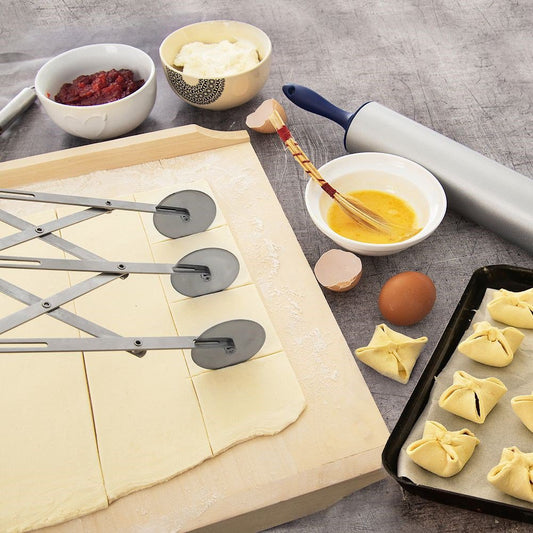 rezač tijesta inox, rezač tijesta s kotačima, pastry cutter, rezač za kekse, profesionalni rezač tijesta, Orion rezač, rezač tijesta s 3 kotača, alat za slastičarnice, pribor za pekare, inox rezač tijesta, rezač za pizzu i tjesteninu