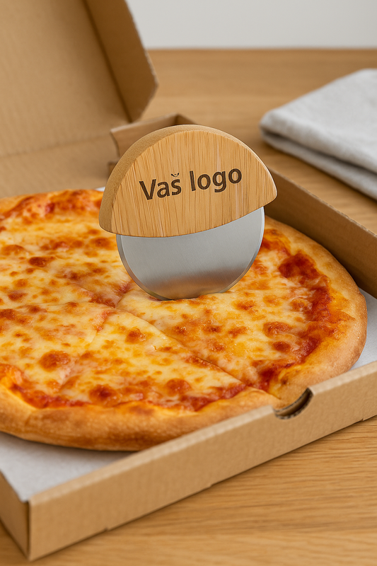 rezač za pizzu, pizza cutter, rezač s drvenom ručkom, bambus rezalica, kuhinjski pribor, ugostiteljski inventar, NIRS oprema, pizzeria oprema, rezalica Marinara, pribor za pizzu, rezalica s logom, brendirani pribor, pokloni za ugostiteljstvo, kuhinjski gadget, catering oprema, oprema za restorane, ugostiteljski artikli, personalizirani pribor, rustikalna oprema, pizzerija Split, pizza oprema, gastro oprema