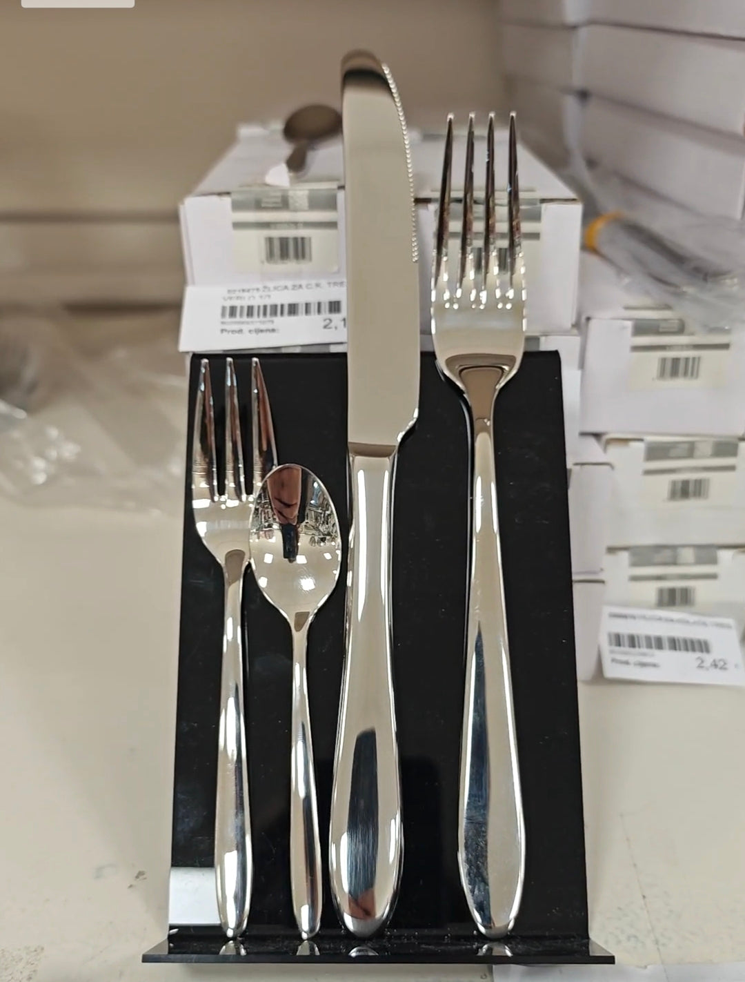 Tres by Verlo - Osnažena tradicija pribora za jelo - Noževi, vilice i žlice premium klase