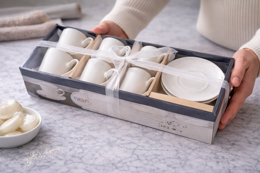 set šalica s tanjurićima, poklon set šalica, šalice s tanjurićima 6/1, bone china šalice, bijele šalice za kavu, set šalica za kavu, poklon za ljubitelje kave, poklon set za dom, elegantne šalice za kavu, set šalica za čaj, šalice za ugostiteljstvo, horeca šalice, šalice za kafić, hotelske šalice za kavu, poklon set keramika, luksuzni poklon set, poklon za useljenje, poklon za mladence, set šalica u kutiji, šalice za svakodnevnu upotrebu, minimalističke šalice, bijeli servis za kavu, set za posluživanje kav