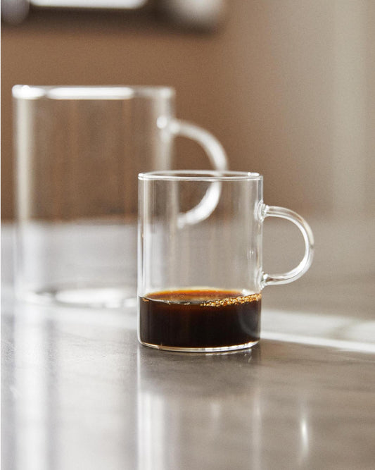 staklene šalice, borosilikatne šalice, šalice za kavu, šalice za espresso, šalice za čaj, prozirne šalice, staklene šalice za kavu, borosilikatno staklo, šalice za apartmane, šalice za iznajmljivanje, šalice za ugostiteljstvo, šalice za hotele, šalice za kafiće, minimalističke šalice, moderne šalice, šalice dvije veličine, šalice 90 ml, šalice 150 ml, set staklenih šalica, šalice za domaćinstvo, čaše za tople napitke, kvalitetne staklene šalice, ugostiteljska oprema, oprema za apartmane, kuhinjske šalice, s