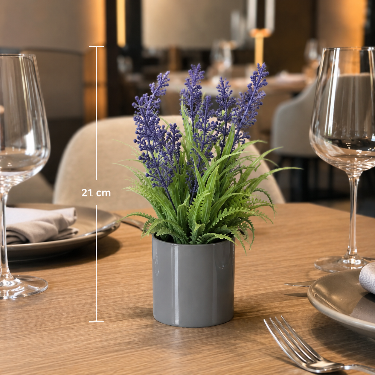 umjetna lavanda, lavanda u teglici, dekorativna biljka, umjetna biljka za restoran, biljka za stol, dekoracija stola restoran, dekoracija za hotel, dekoracija za apartman, umjetno cvijeće, umjetna biljka 21 cm, lavanda dekoracija, stolna dekoracija, dekoracija za kafić, biljka za recepciju, ukrasna biljka, siva teglica, ljubičasto cvijeće, dekoracija za ugostiteljstvo, horeca dekoracija, dekoracija restoranskih stolova, biljka bez održavanja, umjetna biljka za interijer, dekoracija za terasu, dekoracija za 