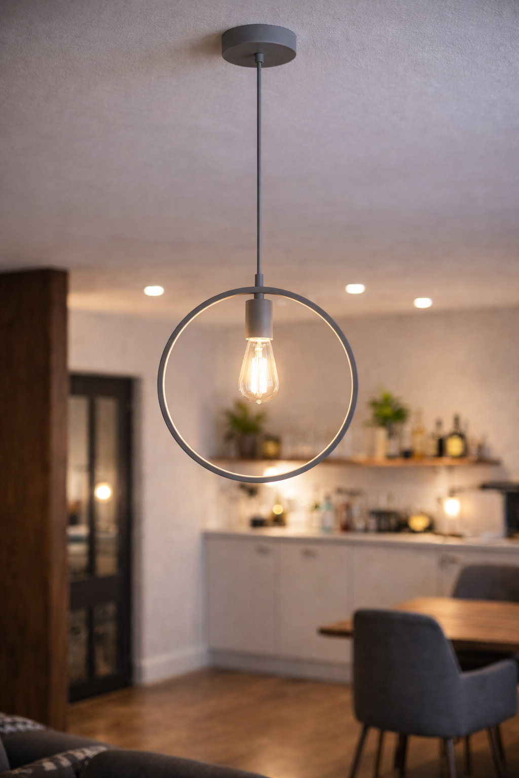 visilica FIJA, stropna lampa FIJA, moderna visilica, skandinavska rasvjeta, minimalistička stropna lampa, visilica E27, stropna rasvjeta E27, metalna visilica, visilica promjer 31,5 cm, stropna lampa za dnevni boravak, rasvjeta za blagovaonicu, visilica za kuhinju, rasvjeta za apartmane, stropna lampa za apartmane, rasvjeta za ugostiteljstvo, lampa za kafić, rasvjeta za restoran, moderna rasvjeta interijer, stropna rasvjeta interijer, visilica za moderni interijer, skandinavska lampa, stropna lampa bijela, 