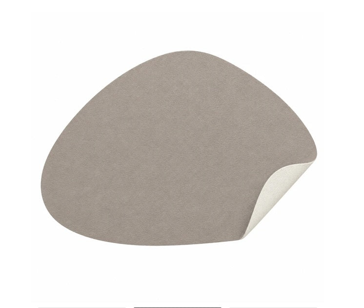 vodootporni podmetač za stol, podmetač za tanjur, eco leather podmetač, pvc podmetač za stol, sivi podmetač za stol, bež podmetač za stol, dvostrani podmetač, podmetač 42,5 x 34 cm, podmetač za restoran, podmetač za kafić, podmetač za apartmane, podmetač za hotel, ugostiteljska oprema, webshop ugostiteljske opreme, ugostiteljska oprema Split, NIRS Split, NIRS ugostiteljska oprema, oprema za restorane Split, oprema za apartmane, oprema za hotele, oprema za kafiće, stolni podmetači, podmetači za posluživanje,